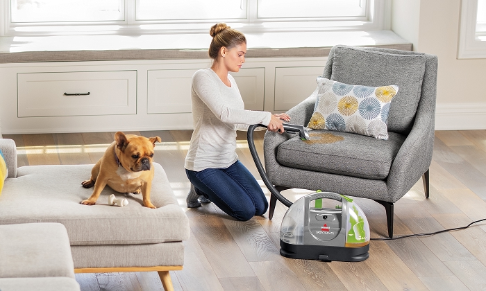 Usuwa plamy i zabrudzenia z różnych powierzchni