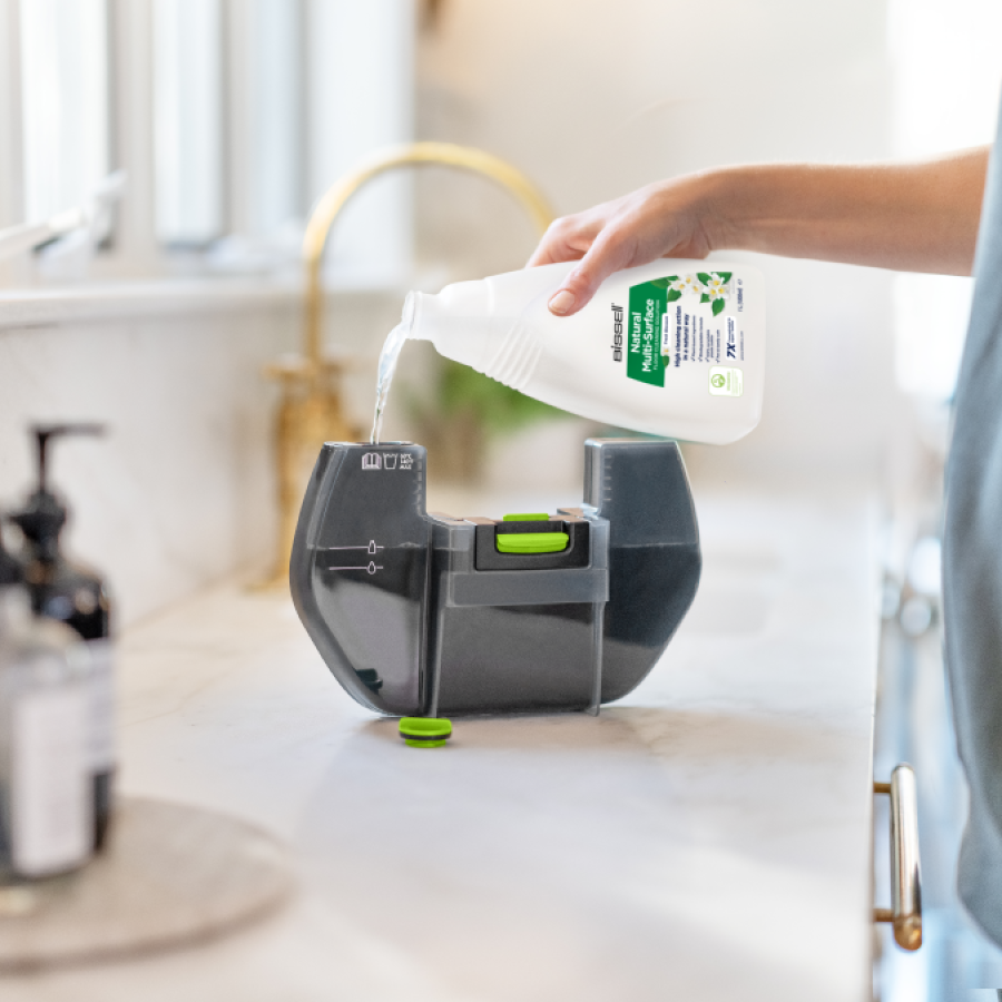 W komplecie środek czyszczący BISSELL Natural Pet Multi-Surface Cleaner