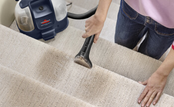 Czyści i usuwa plamy z dywanów i schodów